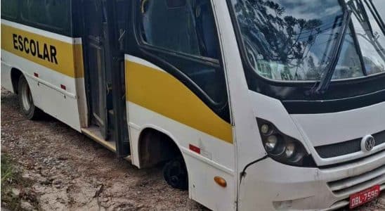 Ônibus Com Estudantes Perde Roda Em Estrada De Terra Em São Roque E Causa Susto