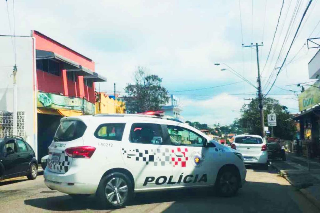 Homem Bêbado Com Mulher Pelada Em Carro é Preso Por Causar Acidente Com