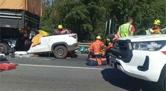 Motorista Morre Ao Bater Picape Em Traseira De Caminhão Na Castelo Branco Em Araçariguama