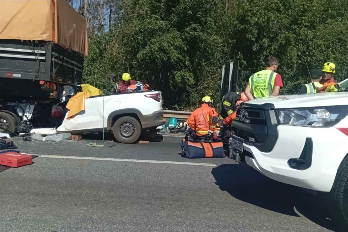 Motorista Morre Ao Bater Picape Em Traseira De Caminhão Na Castelo Branco Em Araçariguama