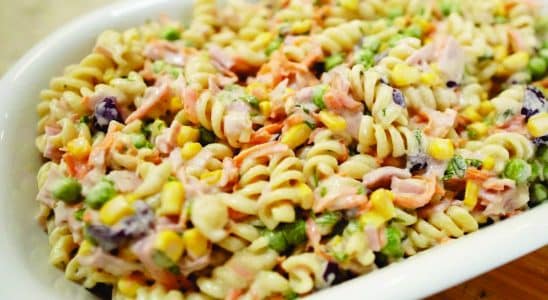 Salada De Macarrão Com Atum E Tomate-Cereja Para Servir No Rápido Almoço De Domingo. Fica Pronto Em 15 Min