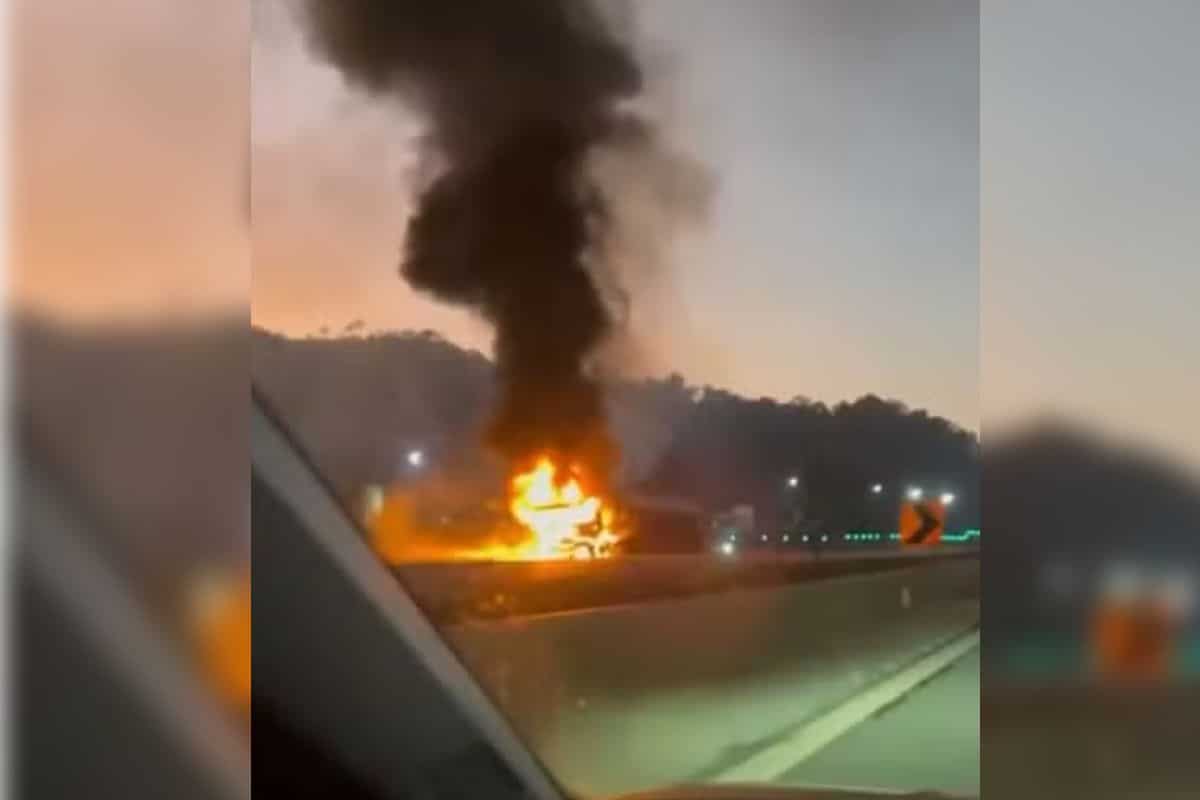 Carreta Com Tanque Pega Fogo As Margens De Posto De Combustível Em Araçariguama