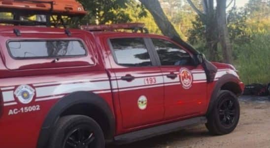 Carro De Luxo Cai Em Lago Em Mairinque E Mobiliza Equipe De Mergulho Dos Bombeiros