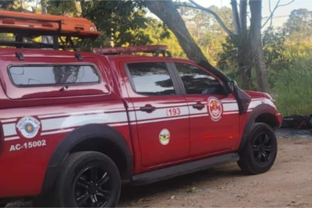 Carro De Luxo Cai Em Lago Em Mairinque E Mobiliza Equipe De Mergulho Dos Bombeiros