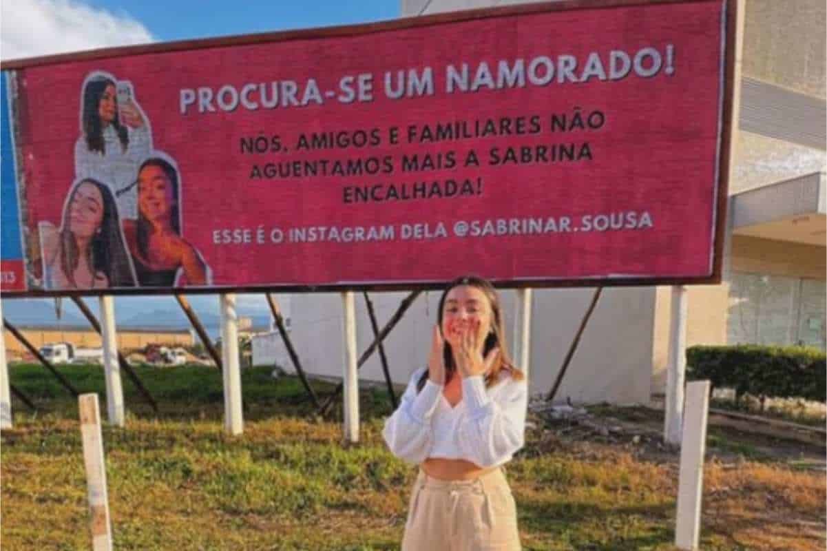 Família Coloca Outdoor Em Porta De Shopping Para Conseguir Namorado Para Jovem De 22 Anos