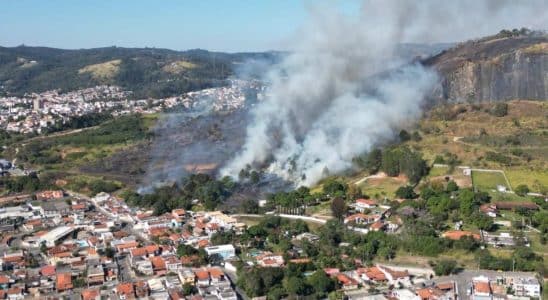 Incêndio De Grande Proporção Devasta Área De Mata Em São Roque