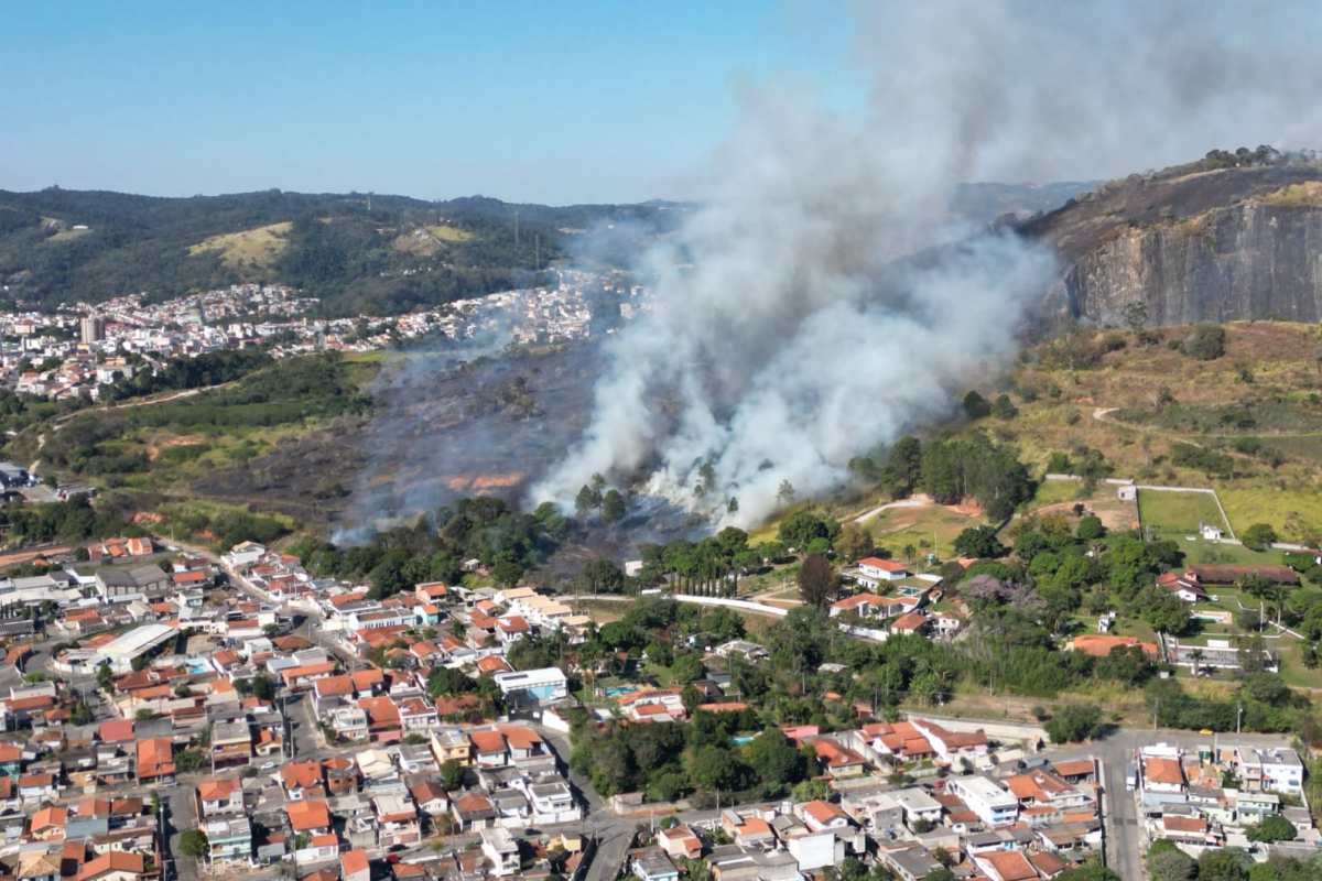 Incêndio De Grande Proporção Devasta Área De Mata Em São Roque