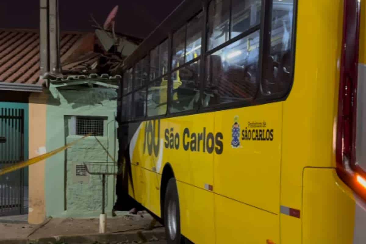 Motorista De Ônibus Passa Mal Ao Voltante E Invade Casa Em São Carlos