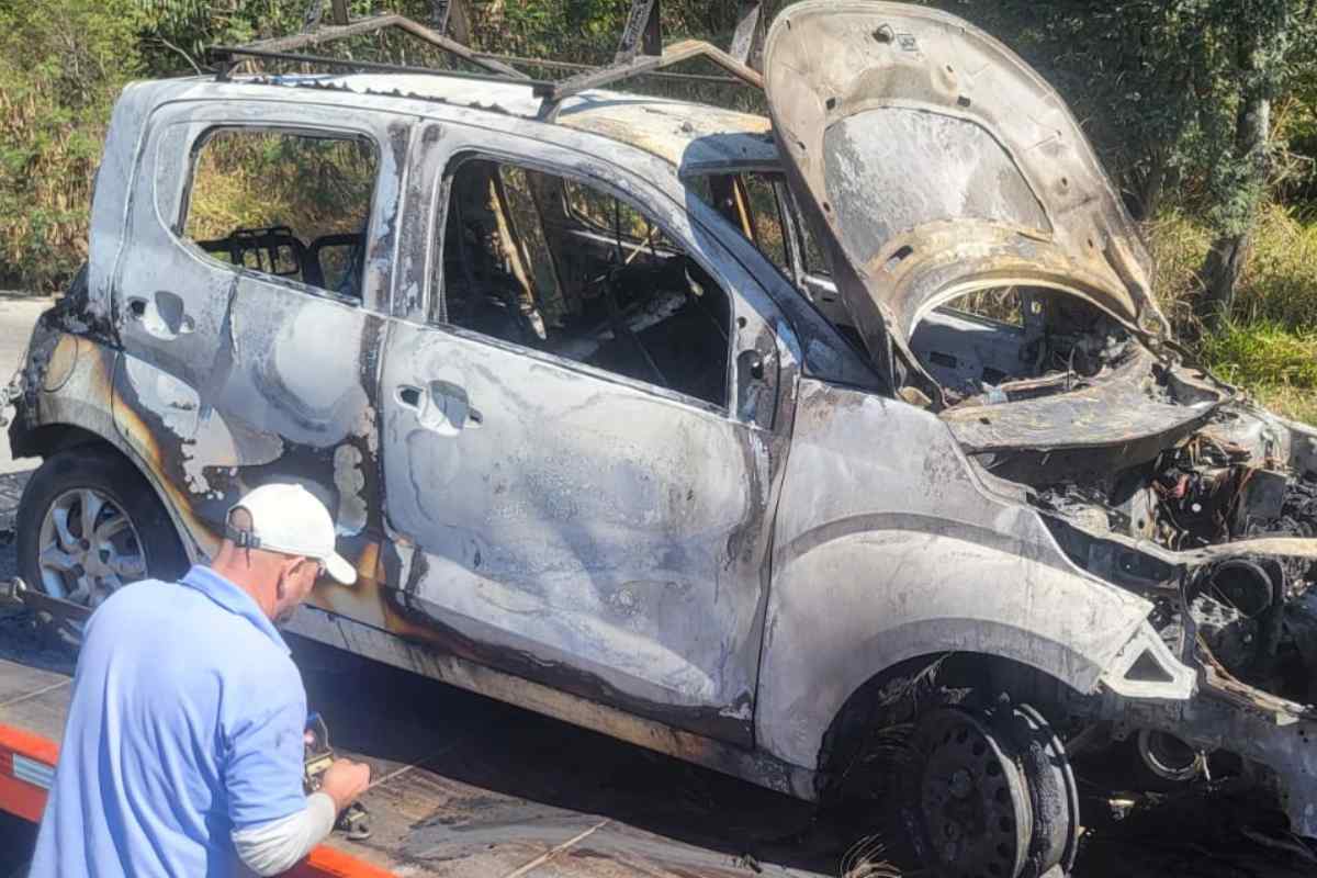 Carro De Companhia De Telefonia Pega Fogo Em Estrada De Mairinque