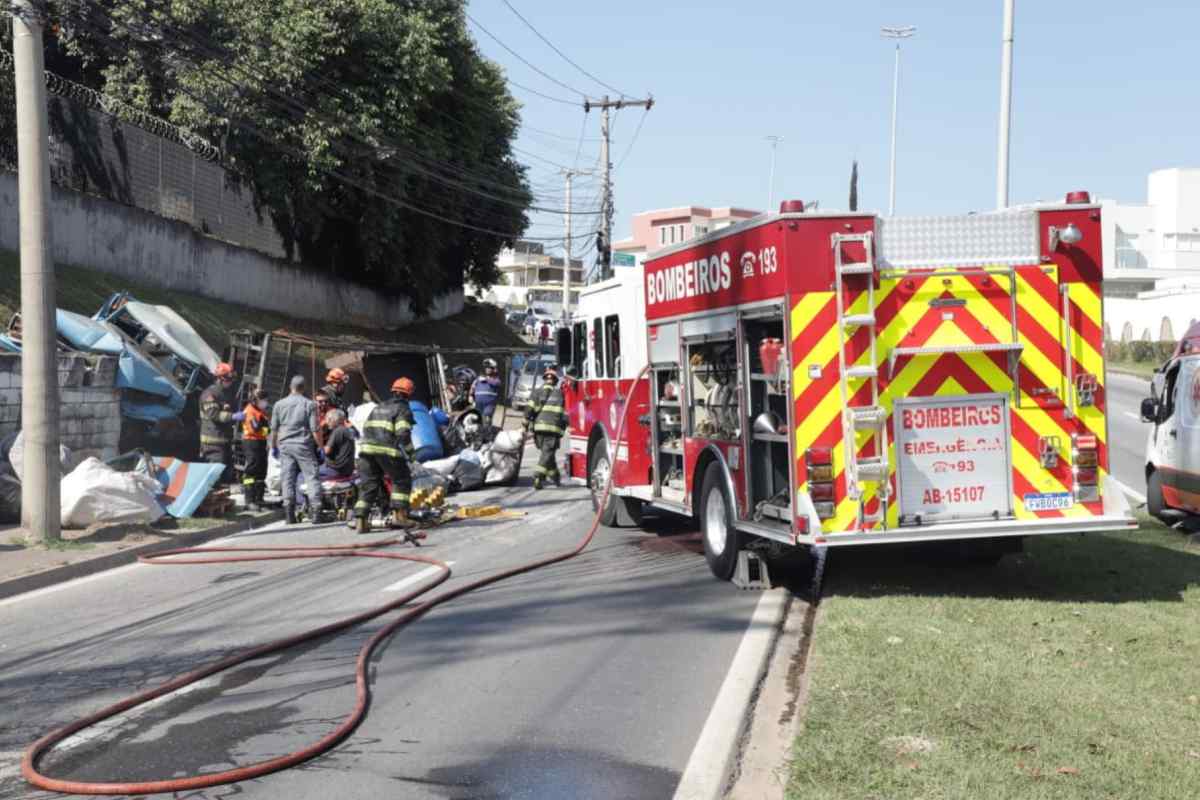 Duas Pessoas Ficam Feridas Após Caminhão Bater Em Muro Em Sorocaba