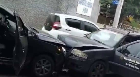 Motorista Passa Mal E Bate Carro De Frente Com Outro Carro Em São Roque