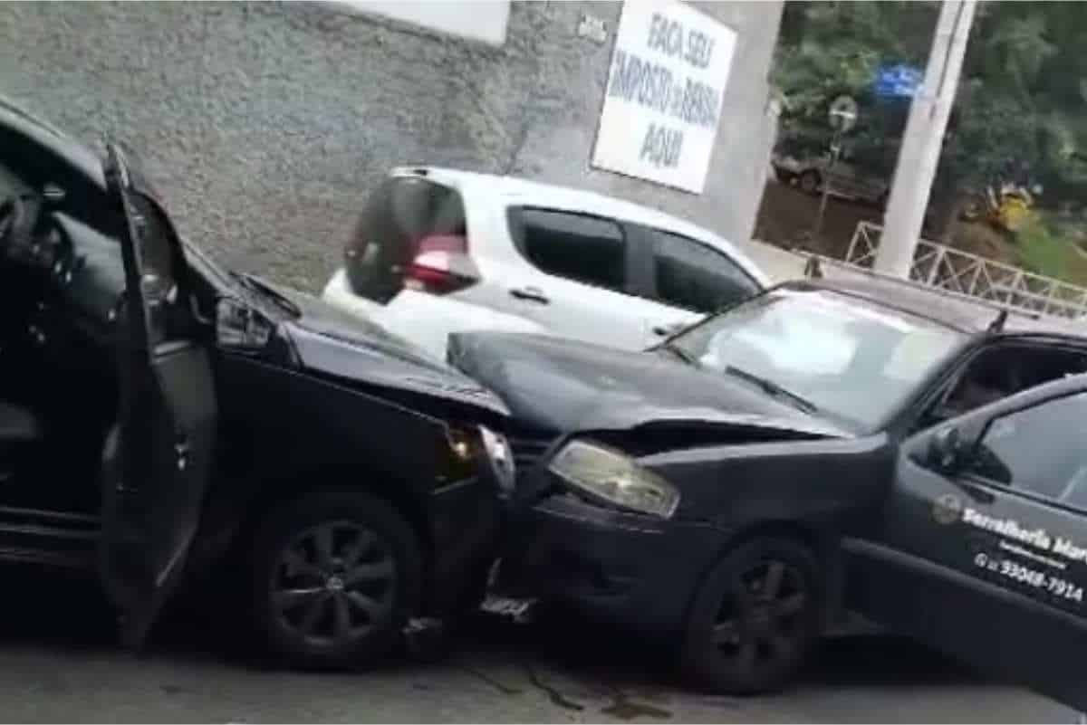 Motorista Passa Mal E Bate Carro De Frente Com Outro Carro Em São Roque