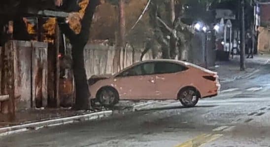 Polícia Encontra Carro Abandonado Batido Em Muro Em Movimentada Avenida De São Roque