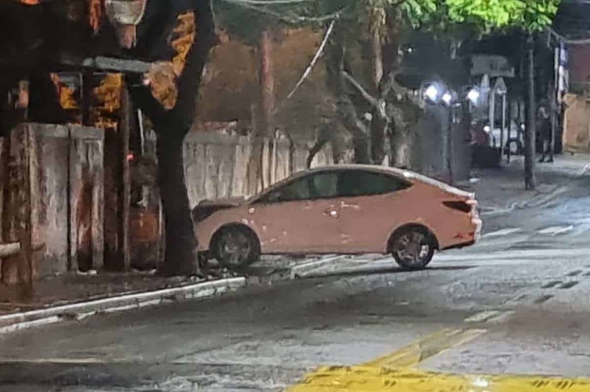 Polícia Encontra Carro Abandonado Batido Em Muro Em Movimentada Avenida De São Roque