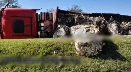 Carreta Tomba Com 30 Toneladas De Sucata Na Castelo Branco Em Araçariguama