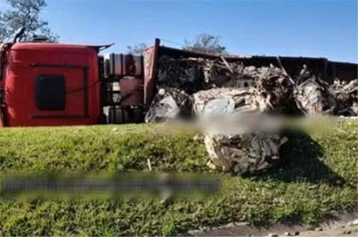 Carreta Tomba Com 30 Toneladas De Sucata Na Castelo Branco Em Araçariguama