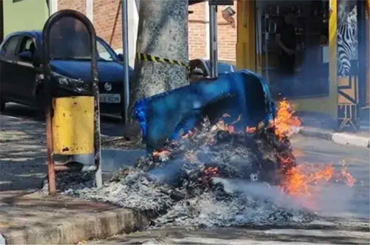 Contêiner De Lixo É Queimado Por Vândalos No Centro De São Roque