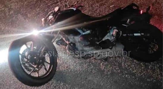 Motociclista Fica Em Estado Grave Após Bater Em Carreta Em Araçariguama