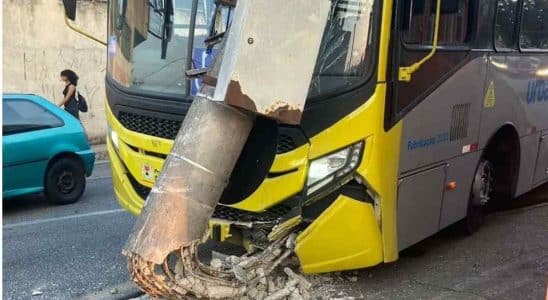 Ônibus Perde Freio A Bete Em Poste Na Em Avenida Movimentada De Sorocaba