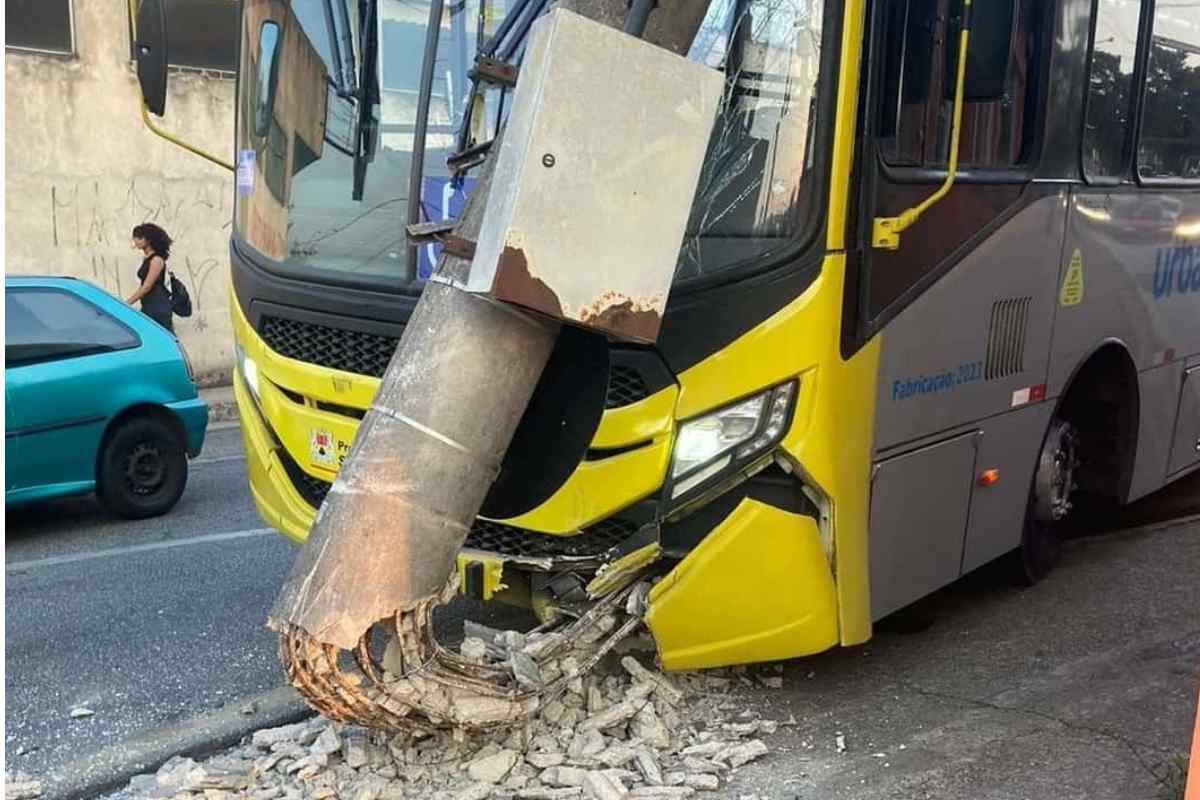 Ônibus Perde Freio A Bete Em Poste Na Em Avenida Movimentada De Sorocaba