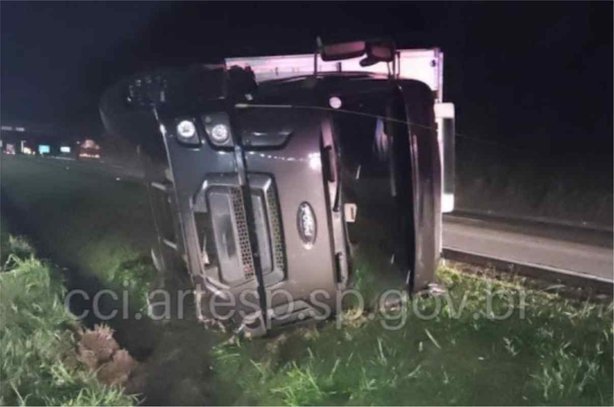 Caminhão Com 15 Toneladas De Frango Tomba Em São Roque Durante A Madrugada