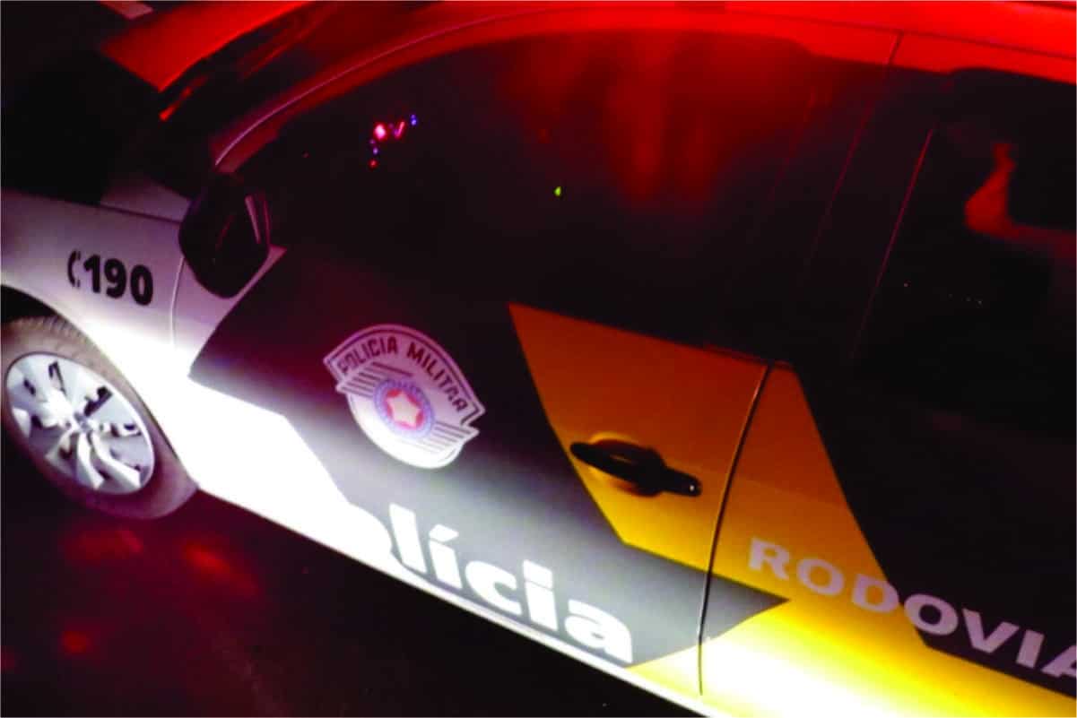 Carro Bate Em Moto E Joga Casal Embaixo De Carro Da Polícia Na Raposo Tavares Em Mairinque