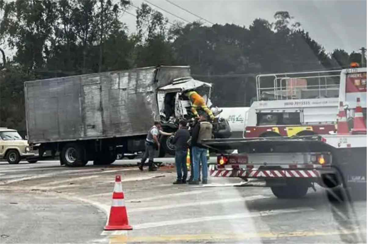 Grave Acidente Entre Dois Caminhões Causa Morte Na Castelo Branco Em Araçariguama