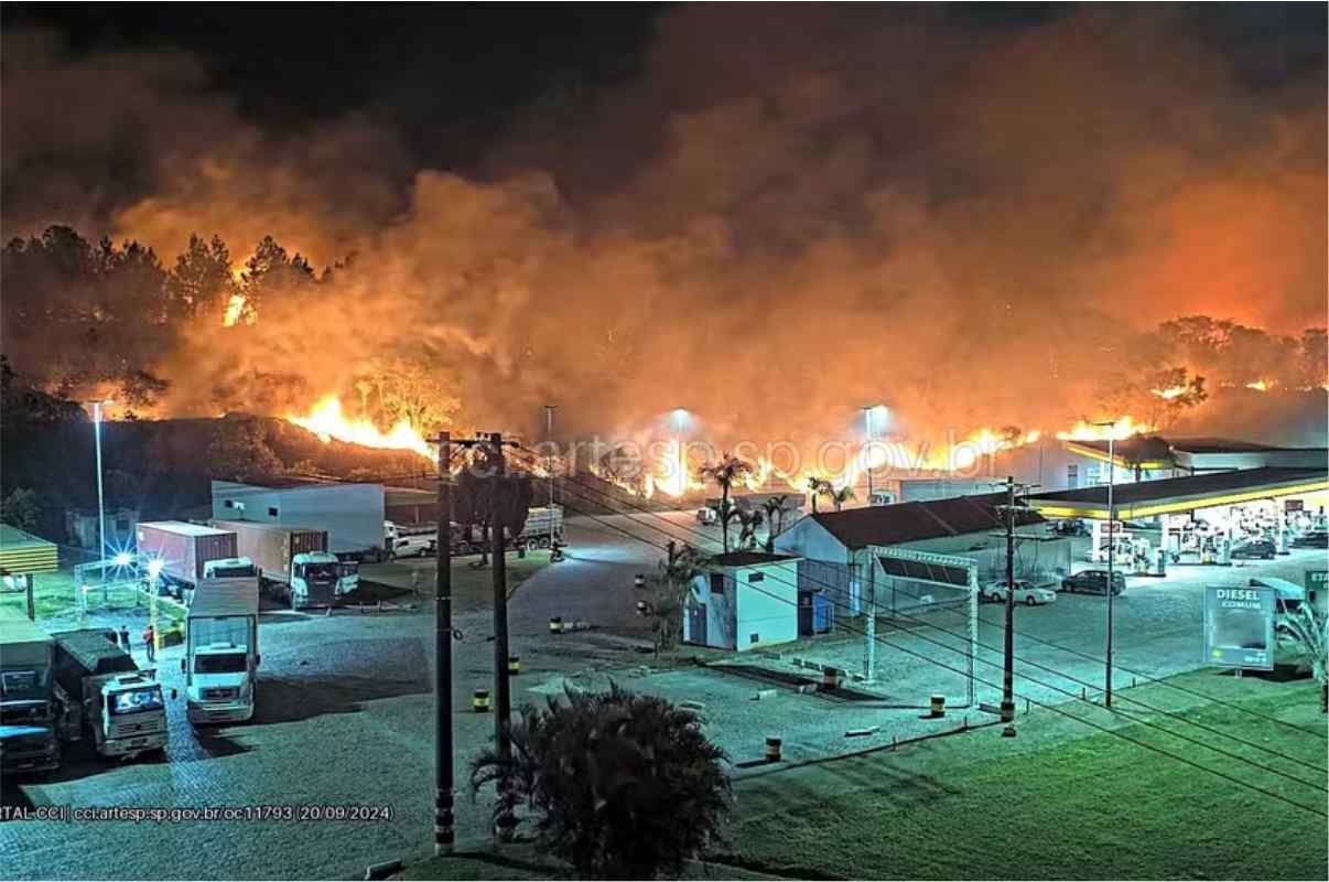 Incêndio Atinge Área De Mata Em Araçariguama, Próximo De Posto De Combustível