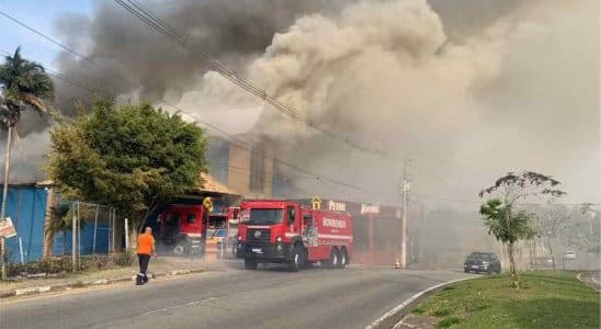 Incêndio De Grandes Proporções Atinge Conhecido Restaurante Na Granja Viana Em Cotia