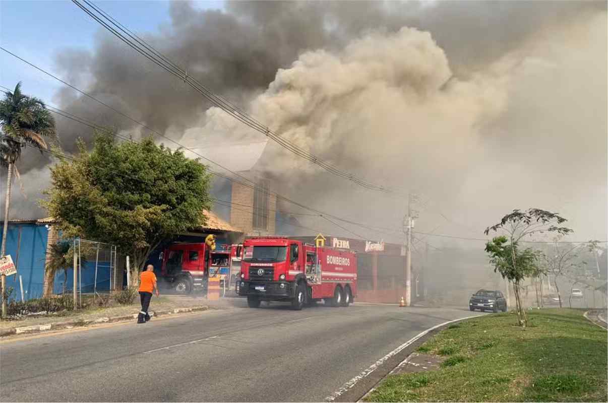 Incêndio De Grandes Proporções Atinge Conhecido Restaurante Na Granja Viana Em Cotia