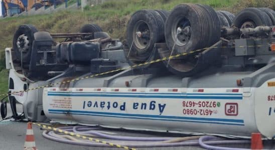 Caminhão Capota No Km 37 Da Raposo Tavares Na Tarde De Sábado