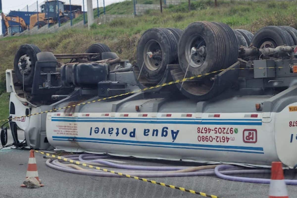 Caminhão Capota No Km 37 Da Raposo Tavares Na Tarde De Sábado