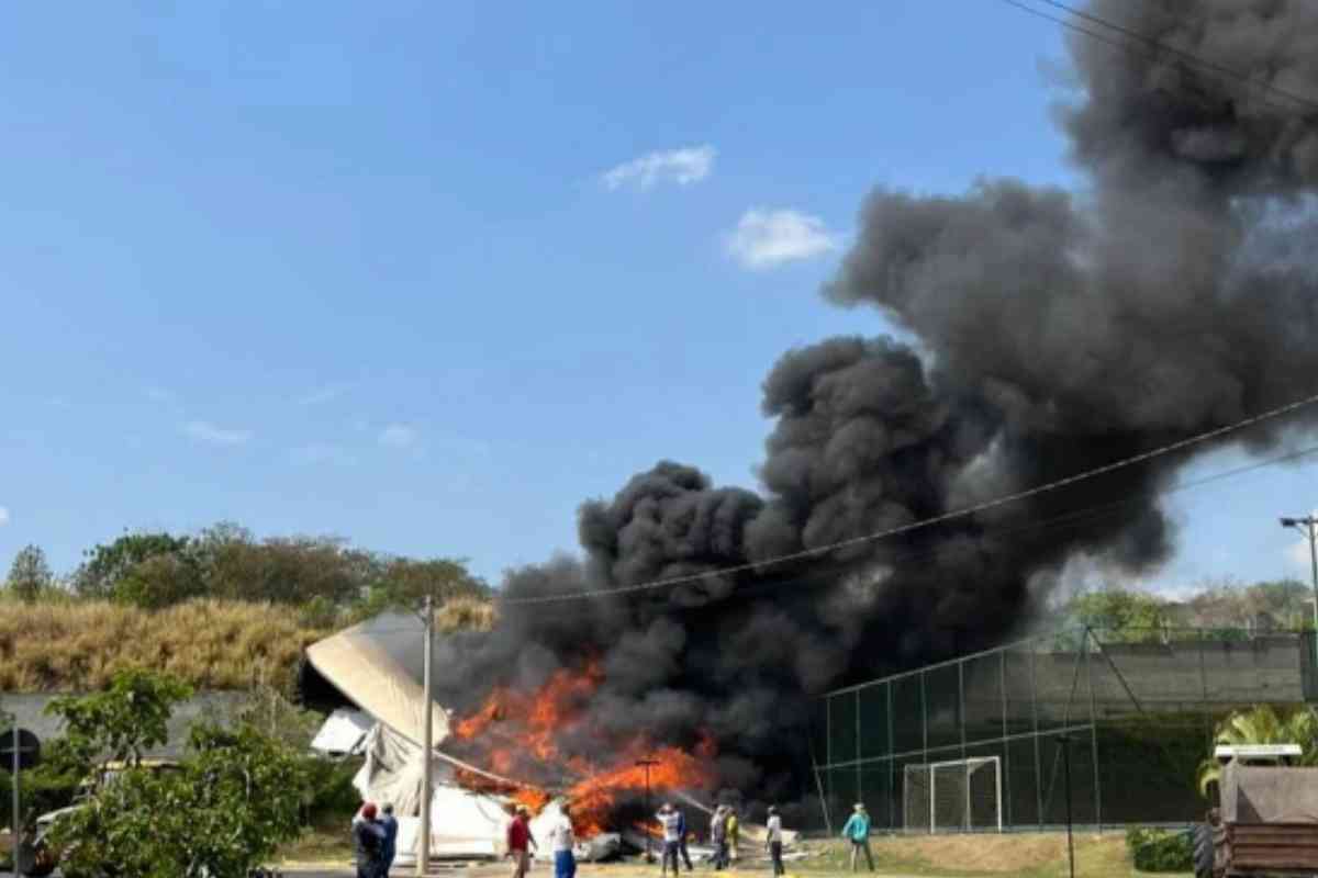 Carreta Que Trafegava Pela Rodovia Sp 300 Invade Condominio Em Itu E Pega Fogo