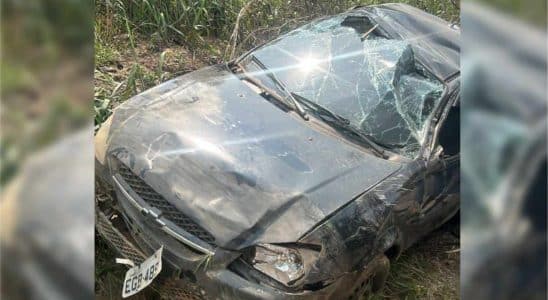 Carro Que Capotou Na Estrada Mário Covas Em Mairinque Havia 3 Pessoas, Sendo Uma Criança