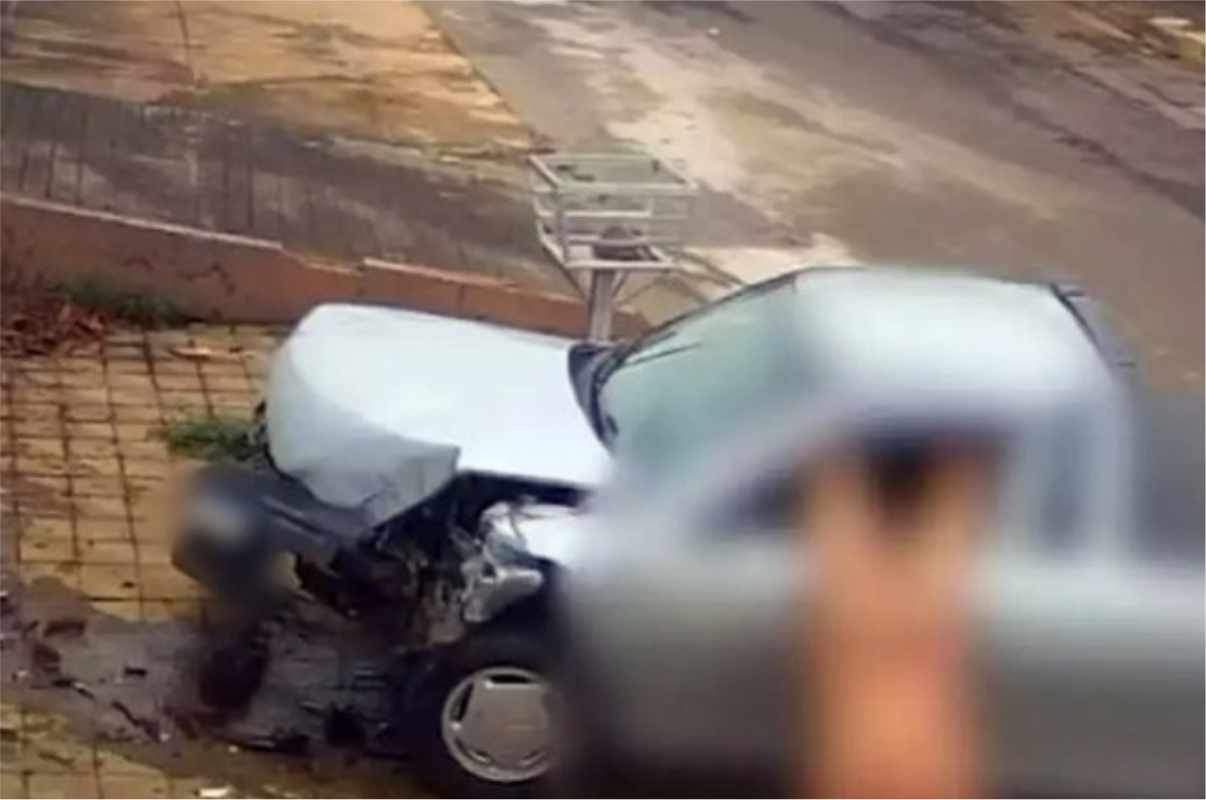 Homem Foge Nu Após Roubar Carro E Bater Em Muro