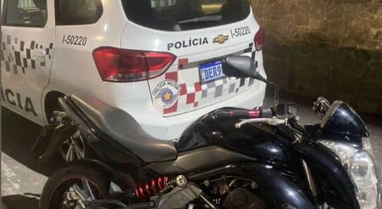 Ladrão Rouba Moto Kawasaki Em São Roque, Bate Em Carro E Acaba Preso Pela Polícia Militar