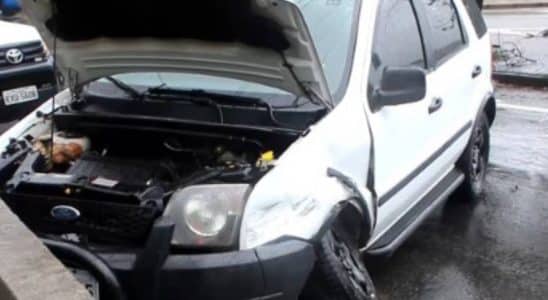 Motorista Bate Carro Em Placa De Sinalização E Mureta De Concreto Na Raposo Tavares Em São Roque