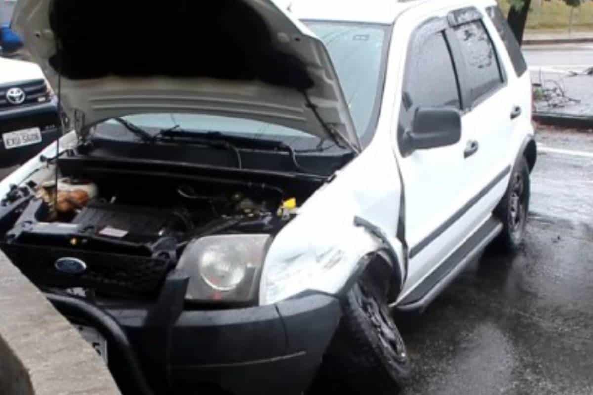 Motorista Bate Carro Em Placa De Sinalização E Mureta De Concreto Na Raposo Tavares Em São Roque