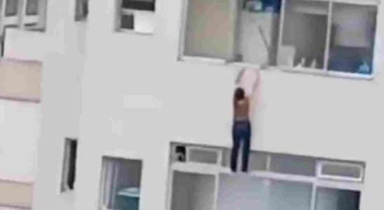 Mulher Escorrega E Fica Pendurada Em Janela De Prédio No Guarujá! Veja O Vídeo