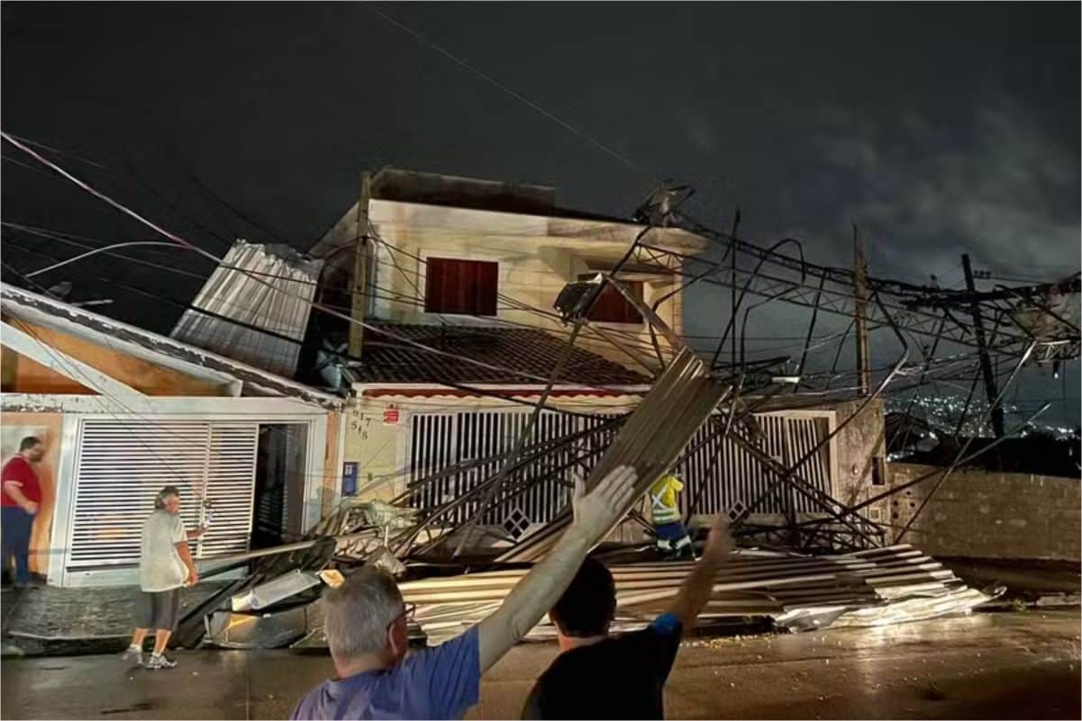 Tempestade De 30 Minutos Arranca Telhado De Supermercado Em São Roque