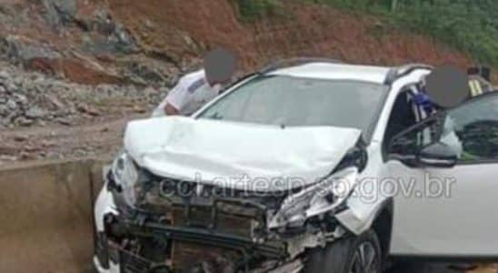 Carros Batem De Frente No Quilômetro 49 Da Raposo Tavares Em São Roque