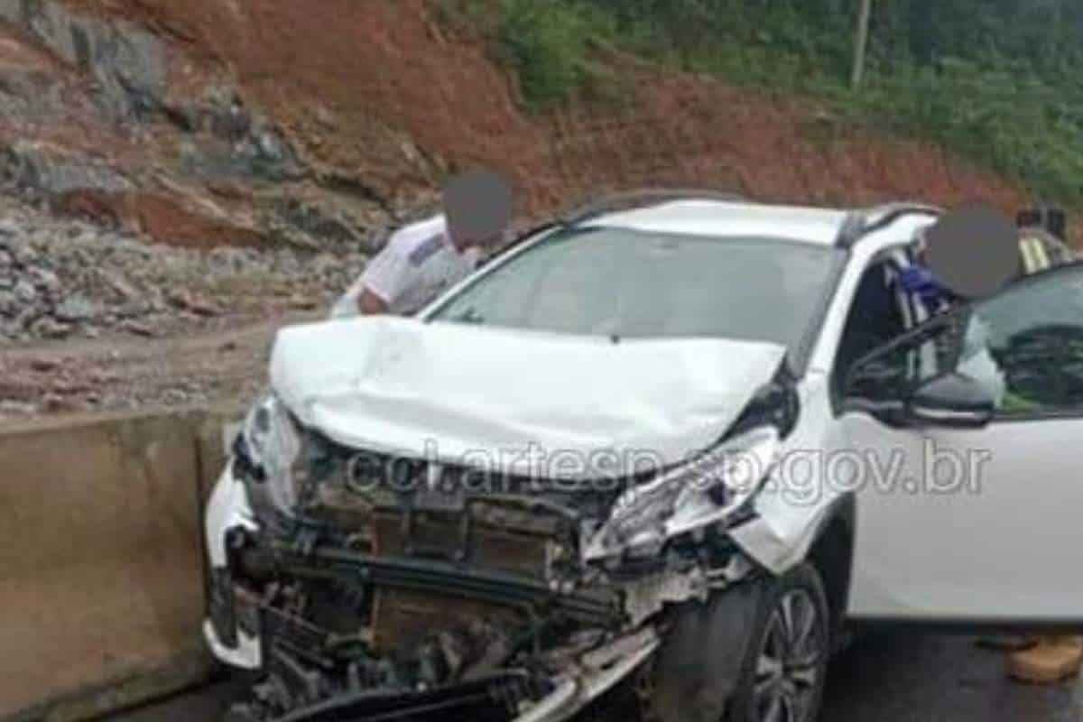 Carros Batem De Frente No Quilômetro 49 Da Raposo Tavares Em São Roque