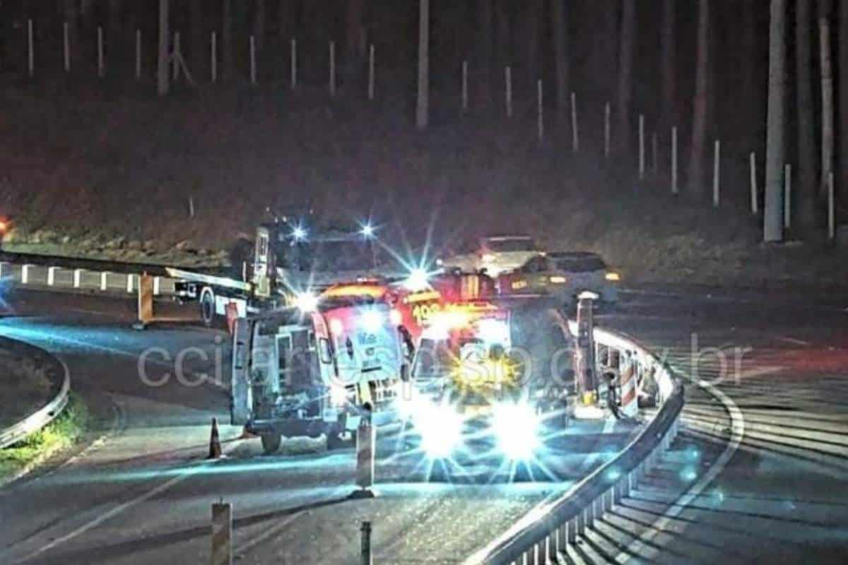 Motociclista É Levado Para Santa Casa Em Estado Grave Após Bater Em Proteção Na Raposo Tavares Em São Roque