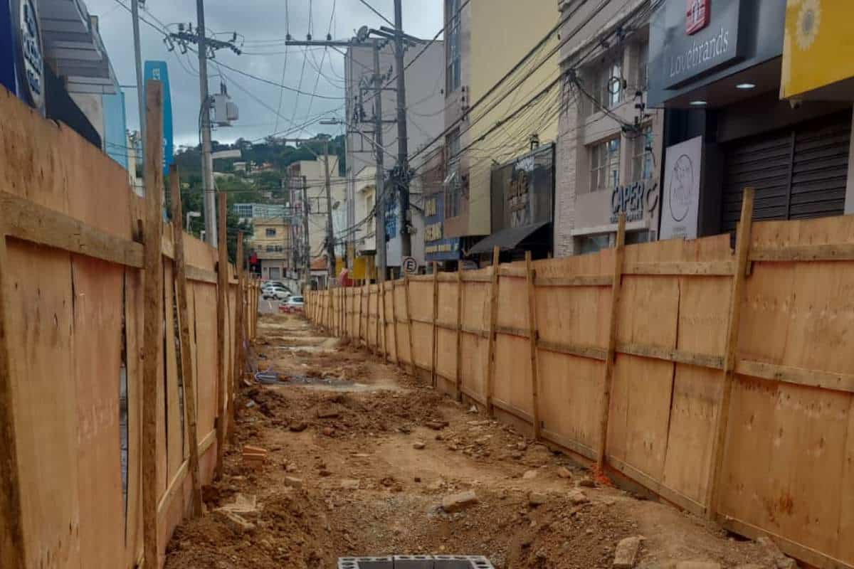 Obras do calção de São Roque é interrompida temporariamente a pedido de comerciantes