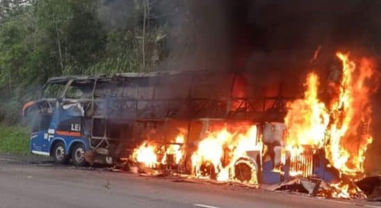 Passageiro Se Tranca Em Banheiro E Coloca Fogo Em Ônibus Com 40 Passageiros