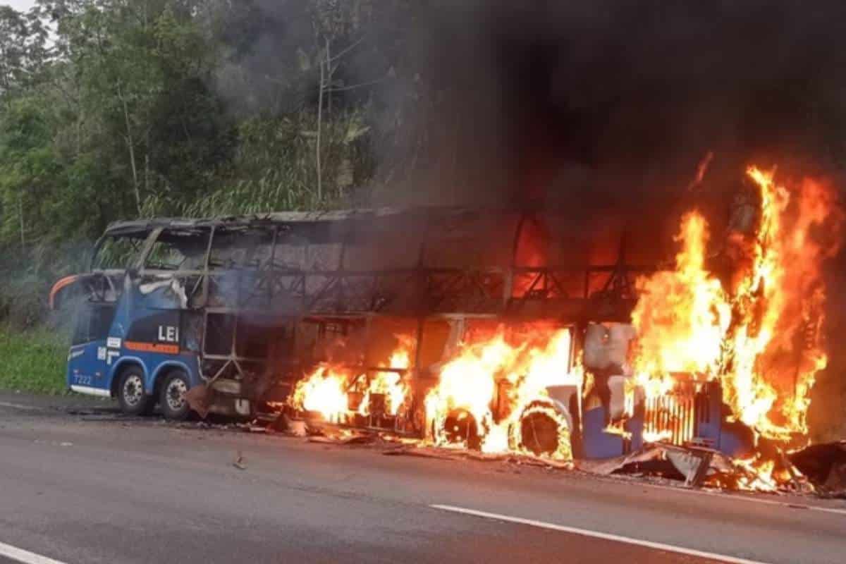 Passageiro Se Tranca Em Banheiro E Coloca Fogo Em Ônibus Com 40 Passageiros