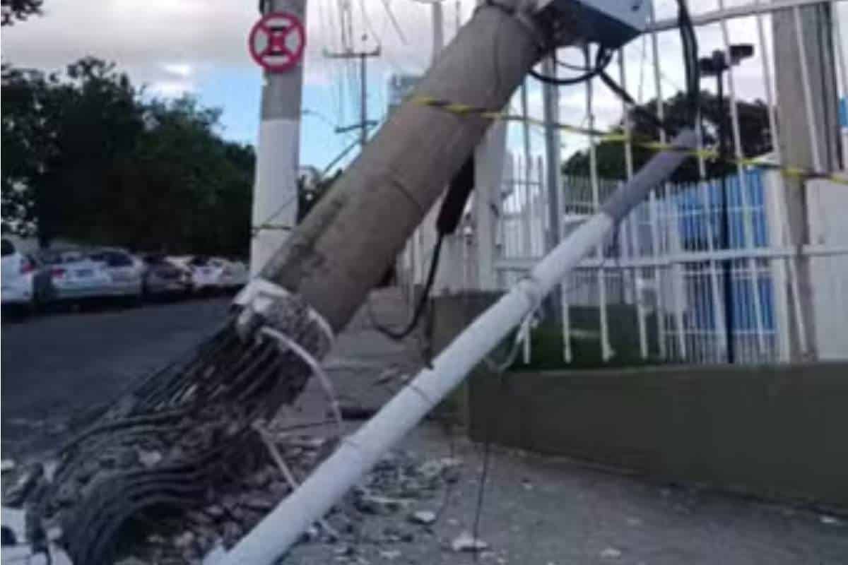 Caminhão bate em poste em movimentada avenida e deixa moradores de do centro de Itu sem energia