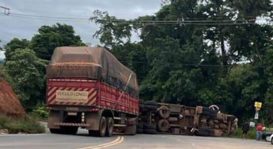 Carreta de grande porte tomba na Estrada Mario Covas em Mairinque e causa transtornos