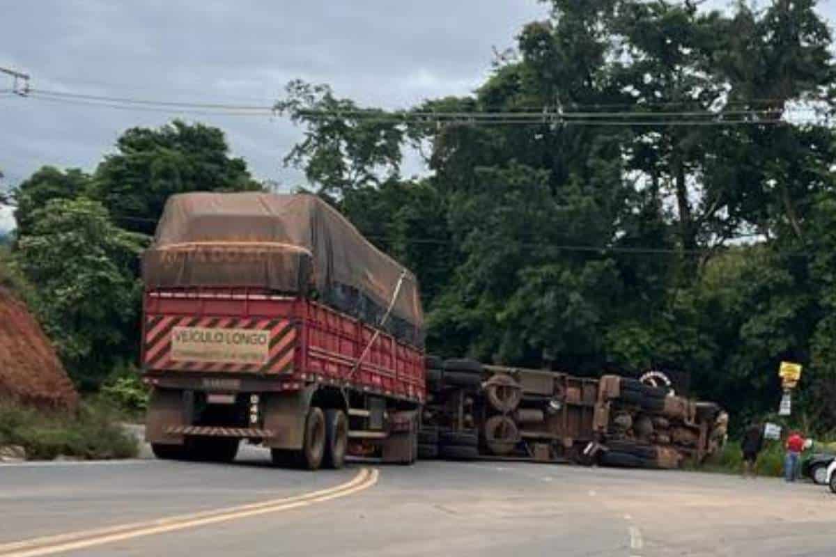 Carreta de grande porte tomba na Estrada Mario Covas em Mairinque e causa transtornos