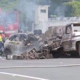 Carro beta na traseira de caminhão e pega fogo na rodovia Marechal Rondon, SP-300, em Itu